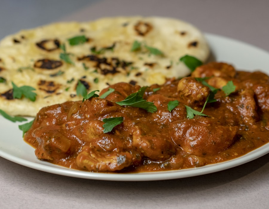 Spicy chicken curry with butter naan